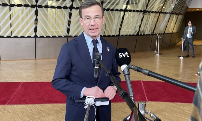 Statsminister Ulf Kristersson (M) uttalar sig på väg in till EU-toppmötet i Bryssel – men svarar inte på några frågor.