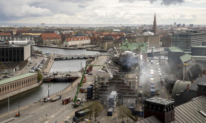 Resterna av den historiska byggnaden Børsen i Köpenhamn på torsdagen, två dagar efter den våldsamma branden.