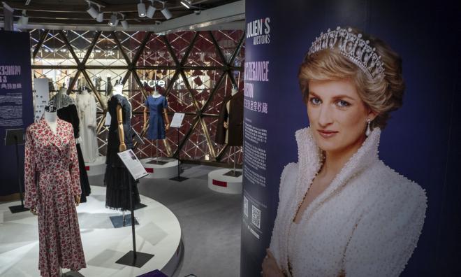 Klänningar, skor och hattar som burits av prinsessan Diana visas upp inför auktionen i Hongkong.