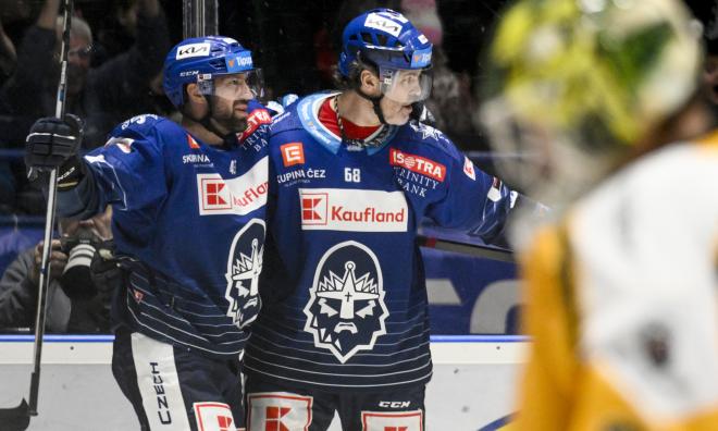Jaromir Jagr, till höger, och Kladnos Antonin Melka firar efter att Jagr gjort mål och skrivit hockeyhistoria.