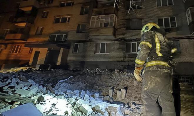 Ukrainska räddningstjänsten undersöker ett bostadshus som skadats i en rysk attack i Dnipro. Bilden togs vid ett tidigare anfall i februari.