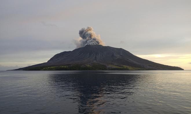 Vulkanen Raung i norra Indonesien har återigen fått ett utbrott.