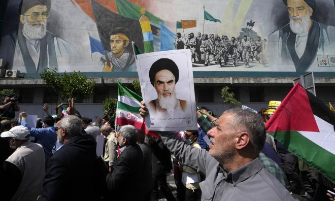 Anti-israelisk demonstration i Teheran på fredagen, med hyllningsporträtt av bland andra revolutionsledaren Ruhollah Khomeini.