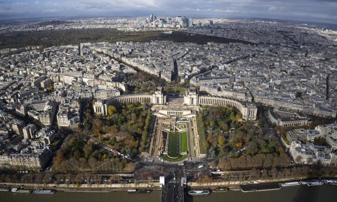 Vy över Seine från Eiffeltornet. Kvarteret med Irans beskickningar ligger nere till höger på denna arkivbild.