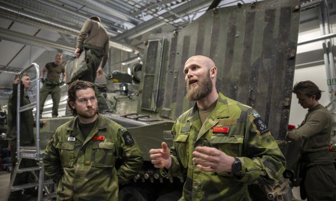 På Södra skånska regementet P7 i Revinge pågår förberedelserna för den bataljon som skall ingå Natos multinationella styrka i Lettland. Bärgningsgruppchef Ludvig Söderberg och plutonchef André Steffert ska med.