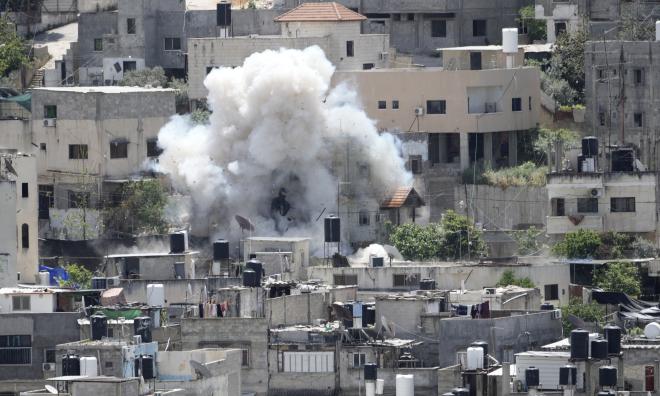 Rök från en explosion i flyktinglägret Nur Shams på Västbanken.