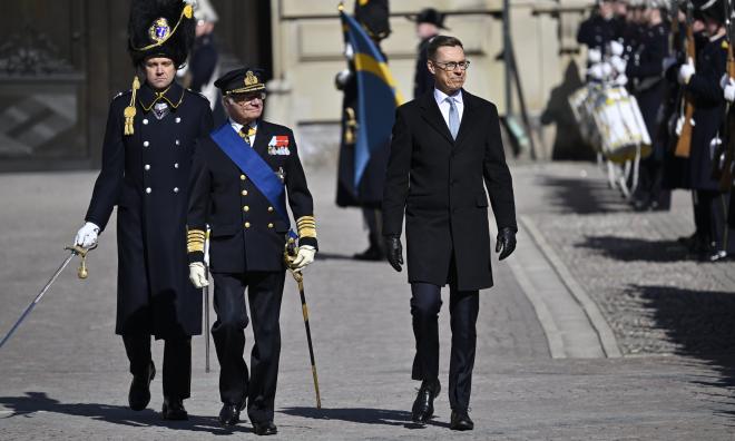 Kung Carl Gustaf och Finlands president Alexander Stubb inspekterar hedersvakten på Stockholms slott.