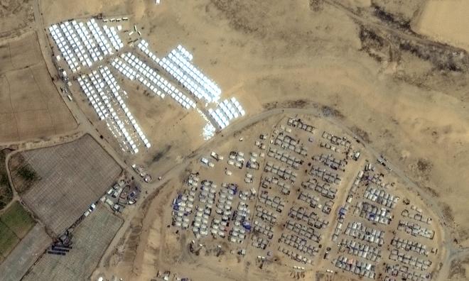 Rader av tält syns nära Rafah på satellitbilder från den 23 april.