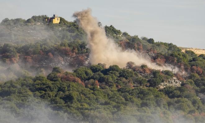 Rök stiger efter en israelisk attack mot en libanesisk by i december.