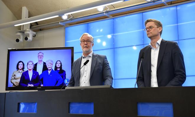 Partiledare Johan Pehrson och partisekreterare Jakob Olofsgård presenterar Liberalernas valkampanj och valaffischer inför EU-valet.
