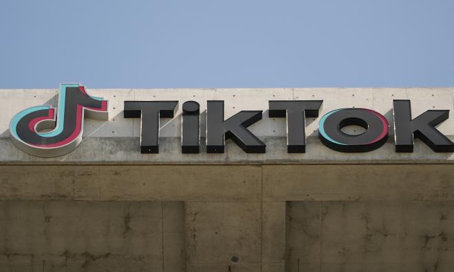 En Tiktok-skylt på företagets byggnad i Culver City i USA. Arkivbild.