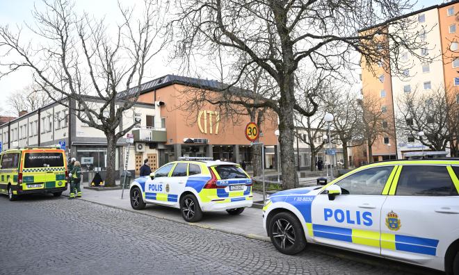 Räddningstjänst, ambulans och polis är på plats i Gubbängen efter larm om våldsdåd.