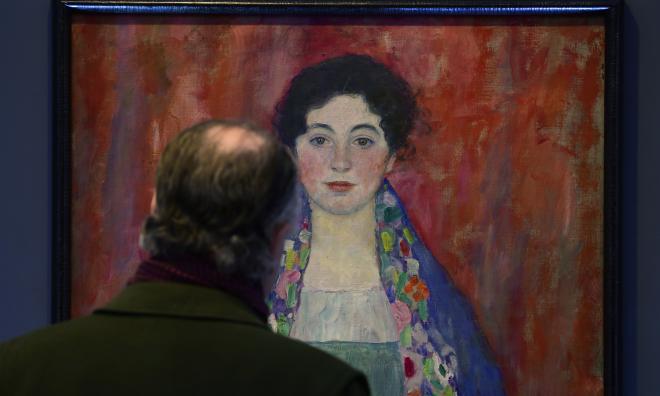 En man tittar på Gustav Klints "Porträtt av fröken Lieser" som såldes på en auktion i Wien för motsvarande drygt 349 miljoner kronor.
