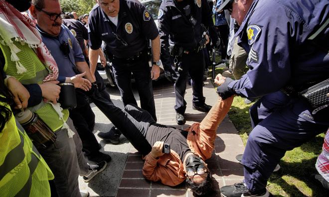 En demonstrant vid University of Southern California i Los Angeles grips på onsdagen.