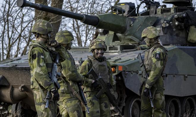 Värnpliktiga soldater framför ett Stridsfordon 90 på Södra Skånska Regementet P 7. Arkivbild