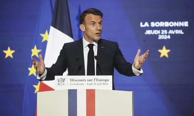 Frankrikes president Emmanuel Macron talar om Europas framtid på Sorbonneuniversitetet i Paris.