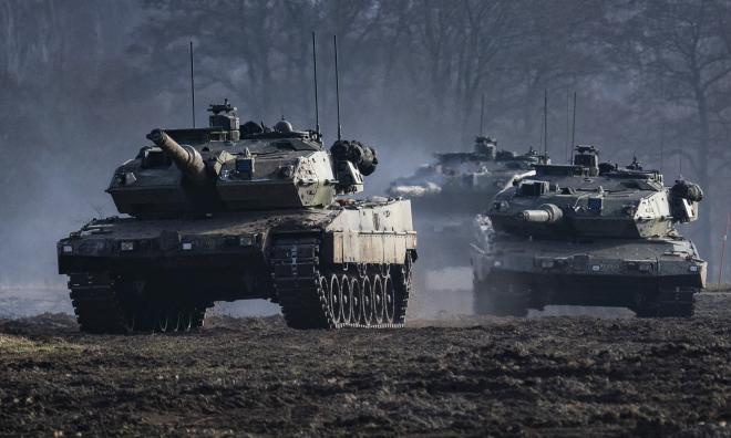 Stridsvagn 122 Leopard under framryckning vid en uppvisning på P7 i mars.