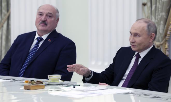 Belarus president Aleksandr Lukasjenko och hans ryske motsvarighet Vladimir Putin i Moskva tidigare i april.