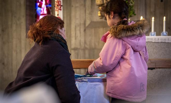 En minnesstund arrangerades under torsdagen i Alla Helgons kyrka i Södertälje för de två barn som hittades döda i en bostad tidigare i veckan.