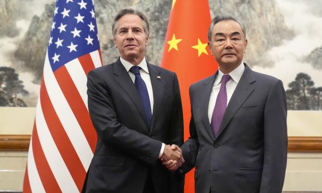 USA:s utrikesminister Antony Blinken och hans kinesiske motsvarighet Wang Yi vid mötet i Peking på fredagen.