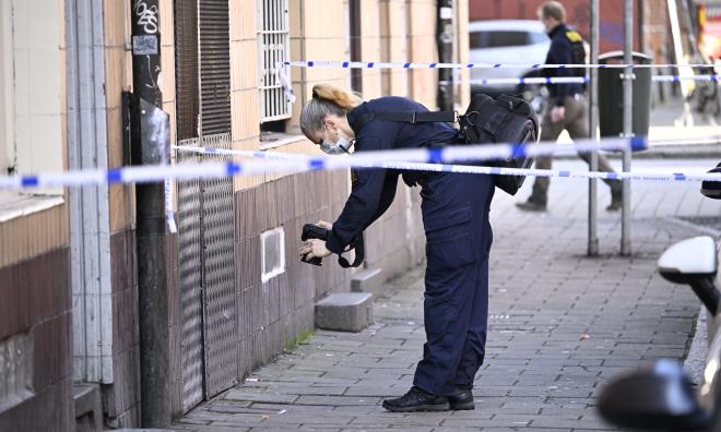 Kriminaltekniker på plats innanför avspärrningarna i korsningen Monbijougatan / Bergsgatan i centrala Malmö på lördag förmiddag efter att en man hittats skadad.