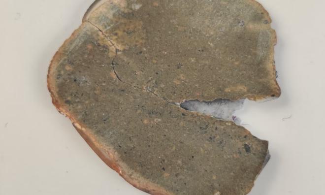 Ett spår av ett meteoritnedslag i form av en liten sten upptäcktes längs inlandsisen på Grönland. Pressbild.