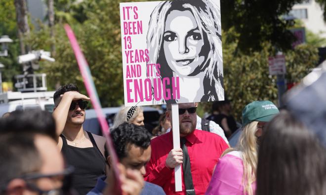 Britney Spears supportrar demonstrerar utanför en domstol i Los Angeles hösten 2021 där hennes förmyndarskap prövades. Arkivbild.