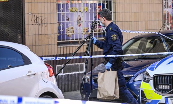 Kriminaltekniker på plats i centrala Malmö på lördag förmiddag efter att en man hittats svårt skadad.