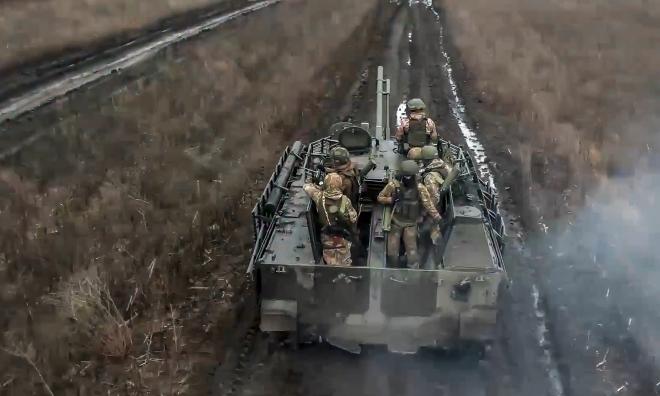 Den här bilden, som har distribuerats av Rysslands försvarsdepartement, visar ryska soldater i ett pansarfordon i Ukraina. Arkivbild.