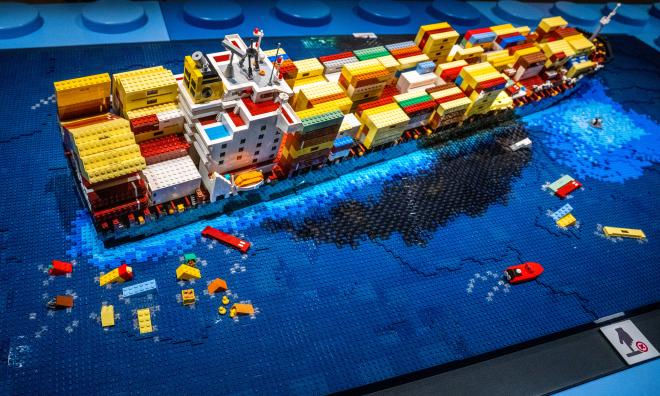 Fartyget MV Rena vid den pågående utställningen Brickwrecks på Vasamuseet, där modeller i lego ger liv åt åtta världskända skeppsbrott.