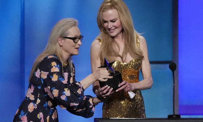 Meryl Streep delar ut en Life Achievement Award till Nicole Kidman.