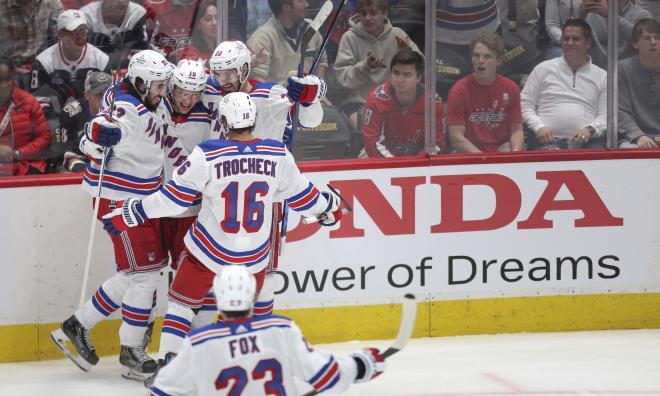 New York Rangers är klara för kvartsfinal i NHL-slutspelet och svenske stjärnan Mika Zibanejad, till vänster, har bidragit starkt till det.