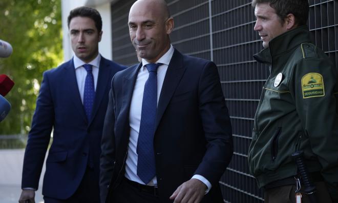 Luis Rubiales anländer till rätten i Madrid där han vittnade i den pågående korruptionsutredningen.
