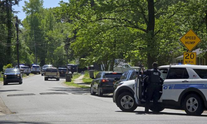 Flera poliser har dött under en insats i Charlotte i North Carolina i USA.