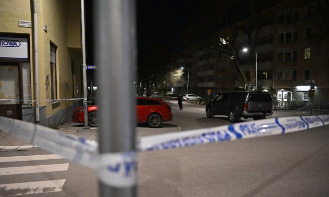 En man har gripits efter en skottlossning utomhus i Råsundaområdet i Solna utanför Stockholm.