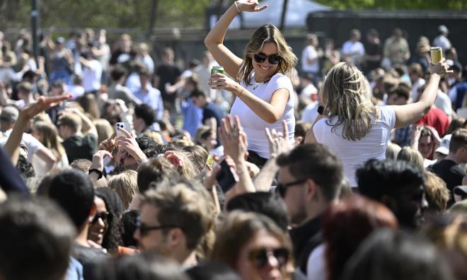 Den så kallade spontanfesten i Stadsparken i Lund på siste april brukar locka runt 30|000 personer och är numera uppstyrt med staket, poliser, bajamajor och dj:ar.