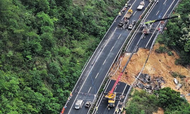 Delar av en motorväg har fallit samman i Guangdongprovinsen i södra Kina.
