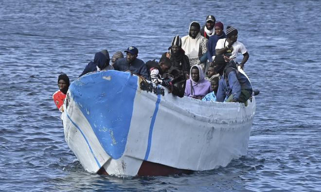 En båt med migranter och asylsökande på väg in till kanarieön El Hierro i februari. Arkivfoto.