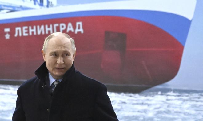 Rysslands president Vladimir Putin framför ett kärnvapenbestyckat fartyg. Arkivbild.