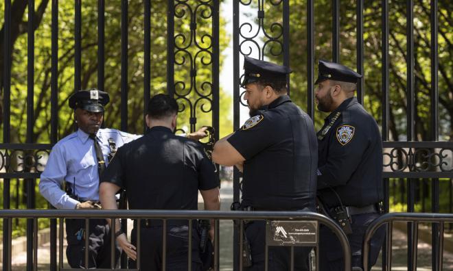 Polis bevakar ingången till Columbia University i New York.