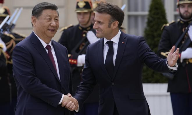 Kinas president Xi Jinping välkomnas av Frankrikes president Emmanuel Macron till Élyséepalatset i Paris på måndagen.