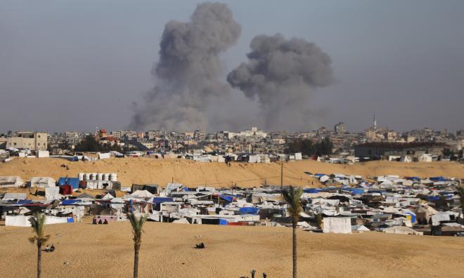 Rök efter israeliska anfall mot Rafah på måndagen. Attackerna fortsatte sedan under kvällen.