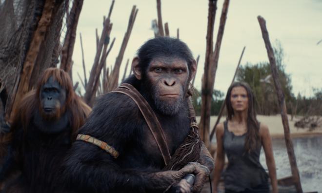 Raka (Peter Macon), Noa (Owen Teague) och Nova (Freya Allan) i "Kingdom of the planet of the apes". Pressbild.