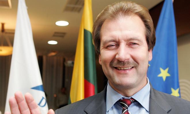 En glad Viktor Uspaskich sedan hans Arbetarparti blivit störst i parlamentsvalet i Litauen 2004. Åren 2009–2012 och sedan 2014 har han varit ledamot i EU-parlamentet i stället. Arkivbild.
