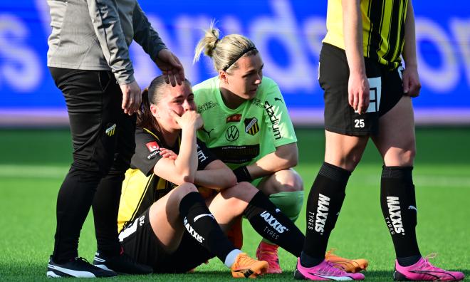 Häckens Hanna Wijk och Jennifer Falk deppar efter förlusten i cupfinalen.