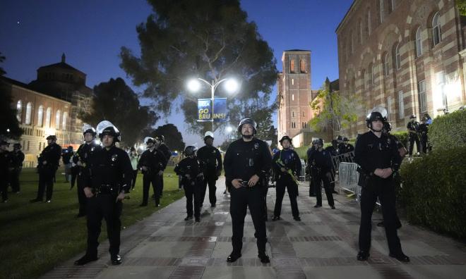 Polis vid universitetet UCLA i Los Angeles.