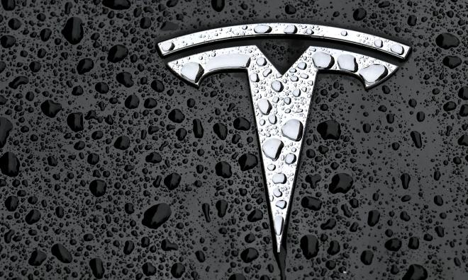 Bilmärket Teslas symbol. Arkivbild.