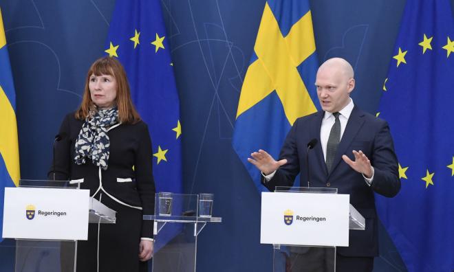 Spelinspektionens generaldirektör Camilla Rosenberg och finansmarknadsminister Niklas Wykman (M) på en pressträff om matchfixning.