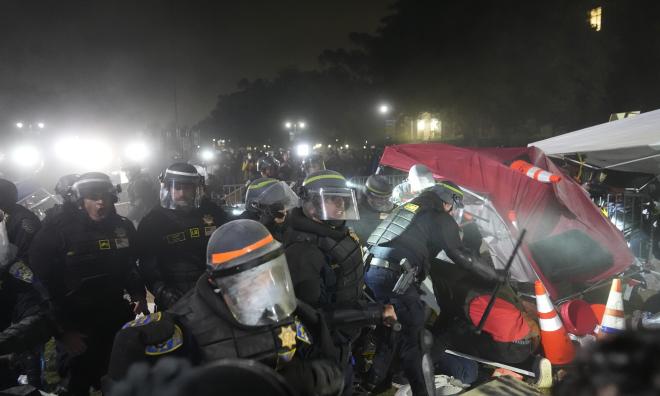 Kravallpolis slår till på UCLA-området tidigt på torsdagen.
