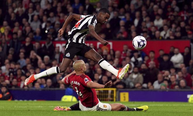 Newcastles Alexander Isak i duell med Manchester Uniteds Sofyan Amrabat.